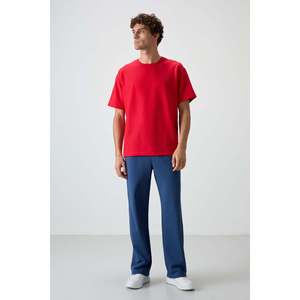 T-shirt basique pour homme Air Jones, rouge, en tissu gaufré interlock texturé, coupe ample - Haut confortable en mélange polyester et lycra - Product Image 2