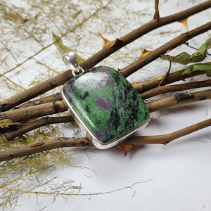 Colgante de Gema de Cabujón Rectangular de Rubí Zoisita - Plata de Ley 925 para Fabricación de Joyas al por Mayor - Product Image 4