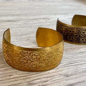 Brazalete abierto chapado en oro de lujo para mujer, diseño de flores talladas, pulsera de boda, accesorio de moda - Product Image 1