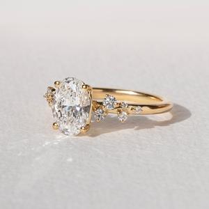 แหวนหมั้นเพชรโมอิสทรงรีตัดขนาด8x10มม. | แหวนทองหรือเงินด้านข้างเครื่องประดับวันครบรอบแต่งงานของเจ้าสาว - Product Image 2