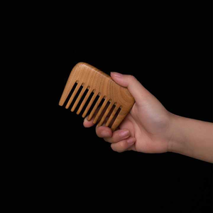 Peine de Madera de Dientes Anchos Antiestático, de Madera de Sándalo, Ajustable, Hecho a Mano, de Forma Rectangular, para Cabello Rizado, con Logotipo Personalizado - Product Image 2