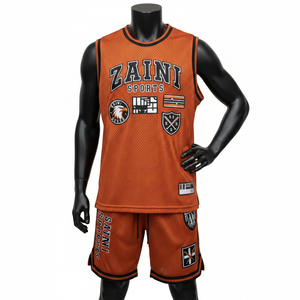 Conjunto deportivo de jersey de malla de poliéster transpirable premium de 180 GSM, naranja y negro, con estampado serigrafiado y logotipo personalizado. - Product Image 4