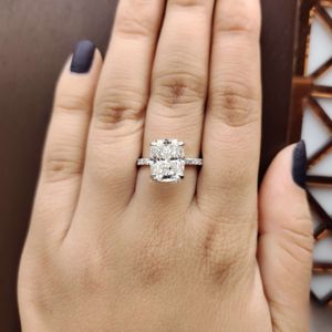 Anillo de Compromiso y Boda con Diamante Blanco Corte Cojín y Halo Oculto para Mujer, Cultivado en Laboratorio, en Plata de Ley 925 - Product Image 2