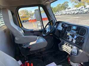 Camión de Plataforma M2 2022 Usado en Buen Estado - 220HP, 6 Velocidades, Automático, Entrega a Domicilio Gratuita a Todo el Mundo - Product Image 2