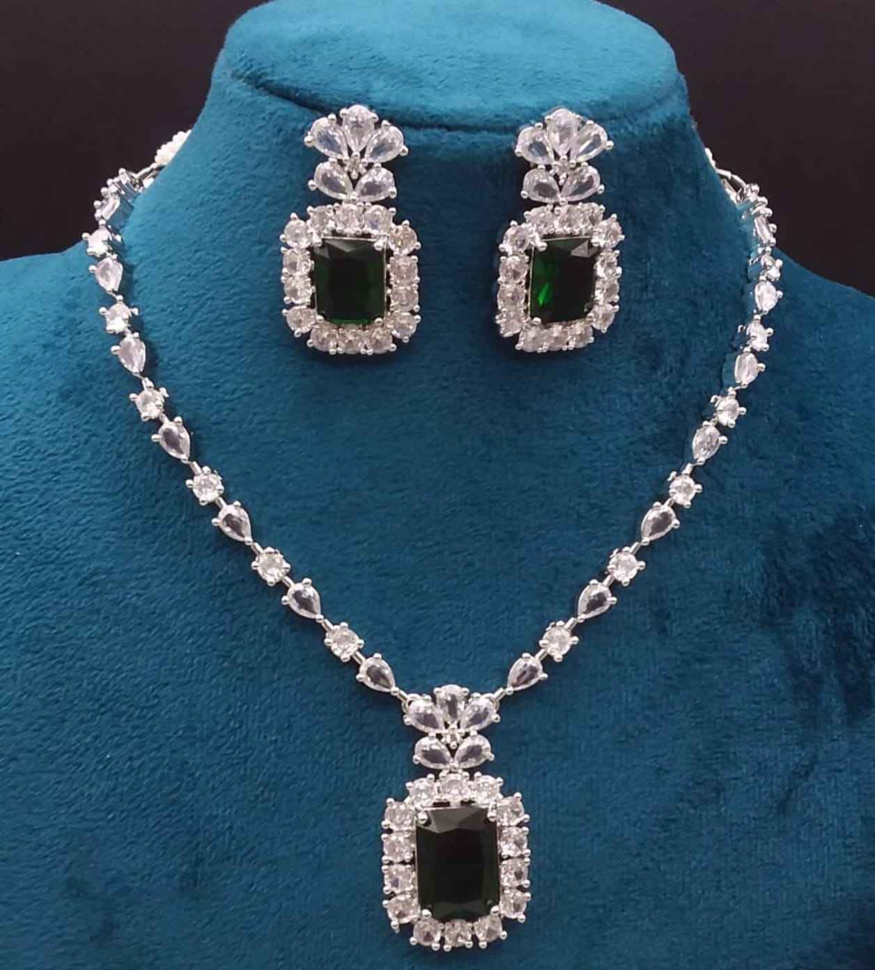 สีเขียวเข้ม