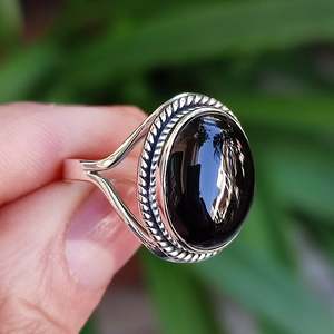 Bague artisanale en argent sterling 925 avec onyx noir, pierre de naissance de juillet, pierre précieuse naturelle noire, pureté métallique 14 carats, pierre taillée - Product Image 1