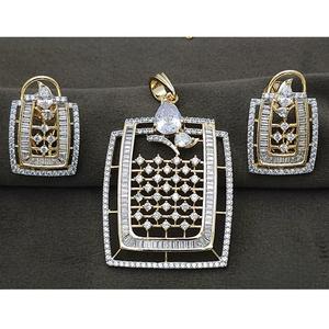 Juego de colgantes con acabado blanco dorado glamoroso de diseñador con deslumbrantes piedras de circón para ocasiones especiales y fiestas de latón para mujeres - Product Image 1
