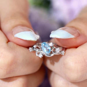 Anillo de compromiso de plata con topacio azul azurado de Hallmark Fine Jewelry, chapado en rodio, material de platino, piedra tallada. - Product Image 2