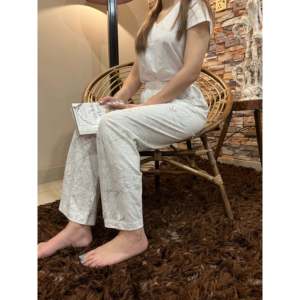 Pantalón Luxe de Algodón para Mujer con Estampado de Flores Blancas - Product Image 2