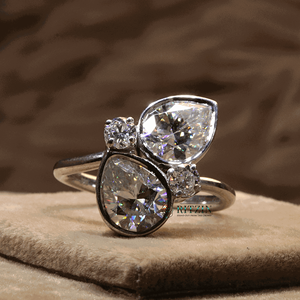 Anillo de Compromiso de Plata de Ley con Diamante Cultivado en Laboratorio, Corte Pera y Redondo, Engastado en Puntas, Estilo Único para Mujer - Product Image 6
