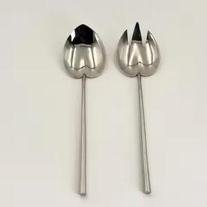 Ensemble de serveurs à salade en acier inoxydable moderne avec finition polie et forme élégante, idéal pour les mariages - Product Image 6