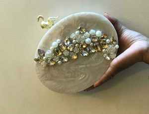 Pochette vintage pour femmes Design papillon plaqué or Imitation perle et sac à breloques en résine complet pour l'occasion de mariage - Product Image 6