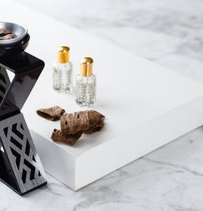 Quemador de Incienso Moderno en Forma de Z de Metal con Recipiente de Carbón Extraíble, Elegante Porta Incienso Árabe con Diseño Calado para Uso con Oud en el Medio Oriente - Product Image 5