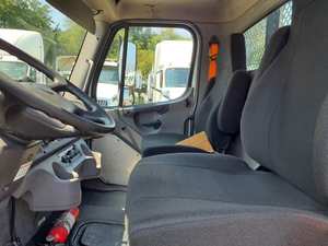 Camión de Plataforma Plana USADO de 24 pies, Modelo 2020 M2 106, en Excelente Estado - 240HP, Transmisión Automática de 6 Velocidades, Envío a Todo el Mundo - Product Image 2