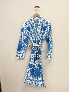 Bata de mujer de felpa con bordado floral, manga larga, cuello en V, largo completo, de algodón suave, estilo casual con cierre de cordón - Product Image 1