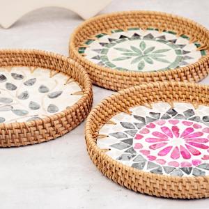 Plateau artisanal en rotin et coquillages pour la saison des fêtes, plateau rond rustique, décoration écologique pour la maison, utilisation pour les repas et les fêtes - Product Image 1