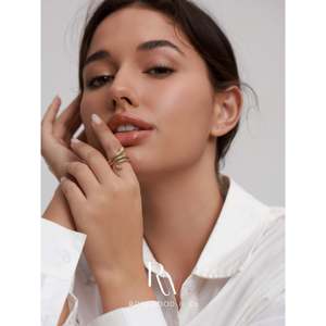 Bague Chevalière Serpent Plaqué Or 18K Unisexe avec Bande Œil Vert et Motif Serpent Entrelacé, Forme Diamant Taillée, Bague en Or Vierge pour Homme - Product Image 2