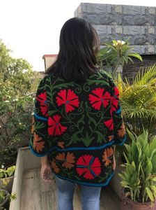 Veste pour femme au design frais, manteau unisexe, veste courte Suzani faite à la main, vêtements d'extérieur en textile Suzani de qualité supérieure, robe décontractée d'hiver - Product Image 2