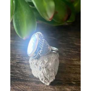 แหวนเงินแท้ประดับโอปอลทำมือแบบนาวาโฮ ขนาด 4.5 ตัวเรือนแบบ Bezel Set - Product Image 4