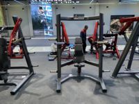 Appareil de musculation professionnel pour salle de sport, presse pectorale inclinée assise à charge de plaques en acier, équipement d'exercice pectoral décliné pour l'entraînement des bras