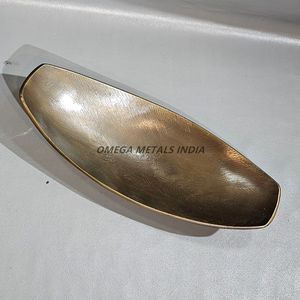 Plateau décoratif ovale incurvé en or, en forme de bateau, pièce maîtresse pour la décoration de table, pour présenter des friandises et ajouter du luxe à votre espace - Product Image 2