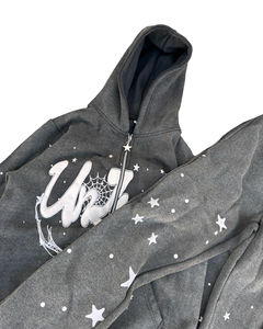 ชุดเซ็ตเสื้อฮู้ดดี้และกางเกงสเวตแพนท์ทรงโอเวอร์ไซส์ แบบซิป พร้อมลายพิมพ์พัฟฟ์ สไตล์สตรีทแวร์ ลวดลายสกรีนแบบครอปทรงบ็อกซี่  ผ่านกระบวนการฟอกสีแบบ Distressed Acid Wash - Product Image 2