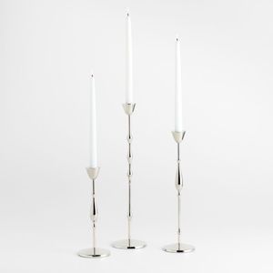 เชิงเทียนโลหะดีไซน์พรีเมียมสำหรับตกแต่งโต๊ะที่หรูหราตกแต่งด้วยพื้นผิวที่ขัดเงาและตกแต่งแบบมินิมอล - Product Image 1