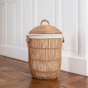 Panier à linge en rotin unique de qualité supérieure avec un fini durable idéal pour la décoration intérieure contemporaine et les maisons élégantes - Product Image 2