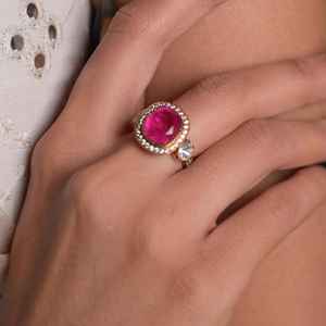 Anillo llamativo con halo de plata y gema rosa, con acabado en oro vintage, joyería victoriana para cóctel - Product Image 2