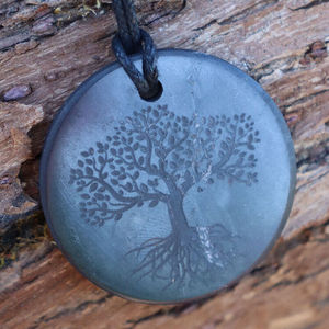 Colgante redondo de shungita pulido y grabado Árbol de la vida 1.4 pulgadas (35 mm) - Product Image 2