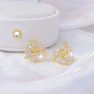Boucles d'oreilles classiques plaquées or 14 carats avec strass, design géométrique à clous et pendantes, en alliage de cuivre et de zinc, idéales pour les soirées - Product Image 6