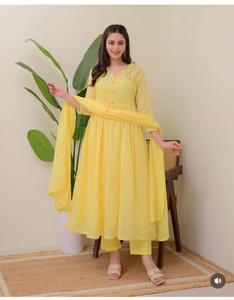 Belle robe style moderne porter Malmal coton brodé Kurti avec manches 3/4 et pantalon avec Dupatta brodé multicolore - Product Image 3