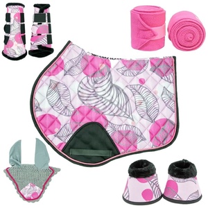 Tough Tack Set assorti équestre : Tapis de selle matelassé en coton rose à motifs floraux 50x50x40cm et Couvre-sonnettes imprimées par sublimation personnalisée - Product Image 1