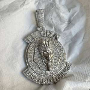 Pendentif médaillon Pharaon roi en moissanite sertie de pierres, plaqué or, bijoux hip-hop égyptien de luxe et tendance - Product Image 1