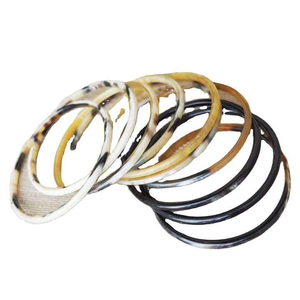 Ensemble de bracelets en corne de buffle pour femmes Bijoux écologiques faits à la main avec finition lisse et brillante Fabriqués à la main par l'artisanat de luxe - Product Image 1