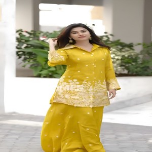 Conjunto de Kurti y Pantalón de Seda Chinon Pesada VASTRA COTTAGE para Mujer, Bordado con Lentejuelas, Diseño Étnico - Product Image 1