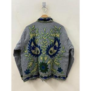 Veste Suzani brodée florale Indigo Garden Chic, motif floral chic de printemps, en coton bleu ardoise et vert forêt teinté - Product Image 4