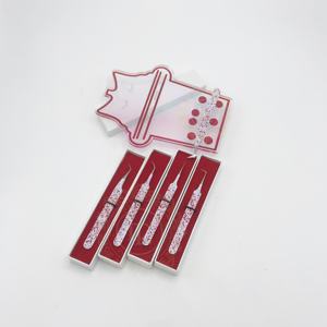 Pinzas de pestañas profesionales de acero inoxidable personalizadas con recubrimiento de polvo rojo y blanco Punta de plata Agarre de diamante sostenible - Product Image 1