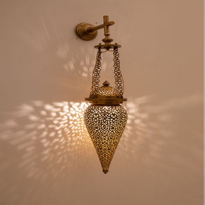 Una lámpara de mesa bellamente elaborada con metalistería detallada y una forma de cúpula que proyecta intrincados patrones de luz en toda la superficie - Product Image 4