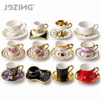 Lot de tasses et soucoupes en porcelaine en gros, bord doré, motif floral rose baroque, pour hôtels et cafés, stock disponible en vrac, vendu à la tonne