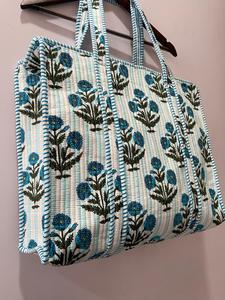 Sac fourre-tout matelassé floral fait main, bleu, en coton botanique, grand sac de tous les jours - Product Image 2