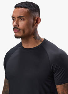 Nouveau T-shirt de sport ajusté personnalisé avec logo élégant pour hommes 89% polyester 11% élasthanne Respirant Léger Évacuation de la transpiration - Product Image 3