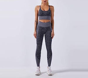 Conjunto de yoga transpirable de 2 piezas para mujer al por mayor, traje de entrenamiento con pantalones cortos deportivos sólidos y mallas con logotipo en la cintura - Product Image 2