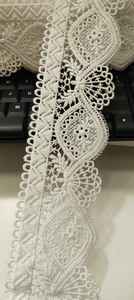 Fabriqué sur mesure en dentelle de broderie de fleurs de couleur blanche de 2.5 pouces de largeur pour la revente et pour les robes. - Product Image 2