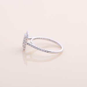 Anillo de oro amarillo, blanco y rosa de 14K con racimo de diamantes redondos, halo y pavé, con tallo dividido, joyería fina - Product Image 2