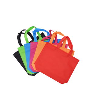 Sac fourre-tout en non-tissé personnalisé, résistant, avec poignée intelligente et bandoulière, pour les promotions de vente au détail - Product Image 1