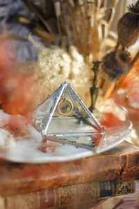 Caja de anillo de cristal con forma de pirámide, organizador de joyas hecho con vidrio y Marco de pulido de oro de Metal para compromiso de boda de cumpleaños - Product Image 5