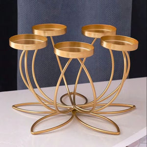 Porte-bougie en métal doré de luxe en forme de fleur de lotus à 5 emplacements, centre de table de mariage, articles de décoration pour la maison, candélabre en fer, pièce d'exposition en vrac - Product Image 1