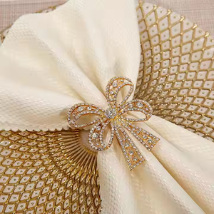 Anneaux de serviette économiques Jolis anneaux de serviette en acrylique transparent en forme de papillon doré pour les faveurs de fête de mariage Excellente qualité - Product Image 1