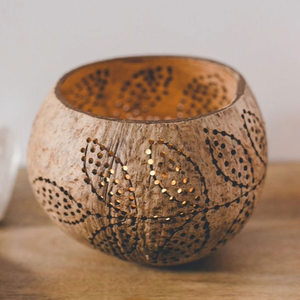 Portavelas Ecológico de Cáscara de Coco Tallada, Portavelas de Té Natural Hecho a Mano, Rústico para Decoración del Hogar e Iluminación - Product Image 1